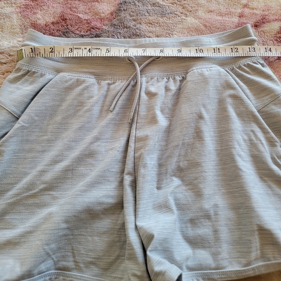 🤑 All In Motion Shorts - Picture 3 of 6